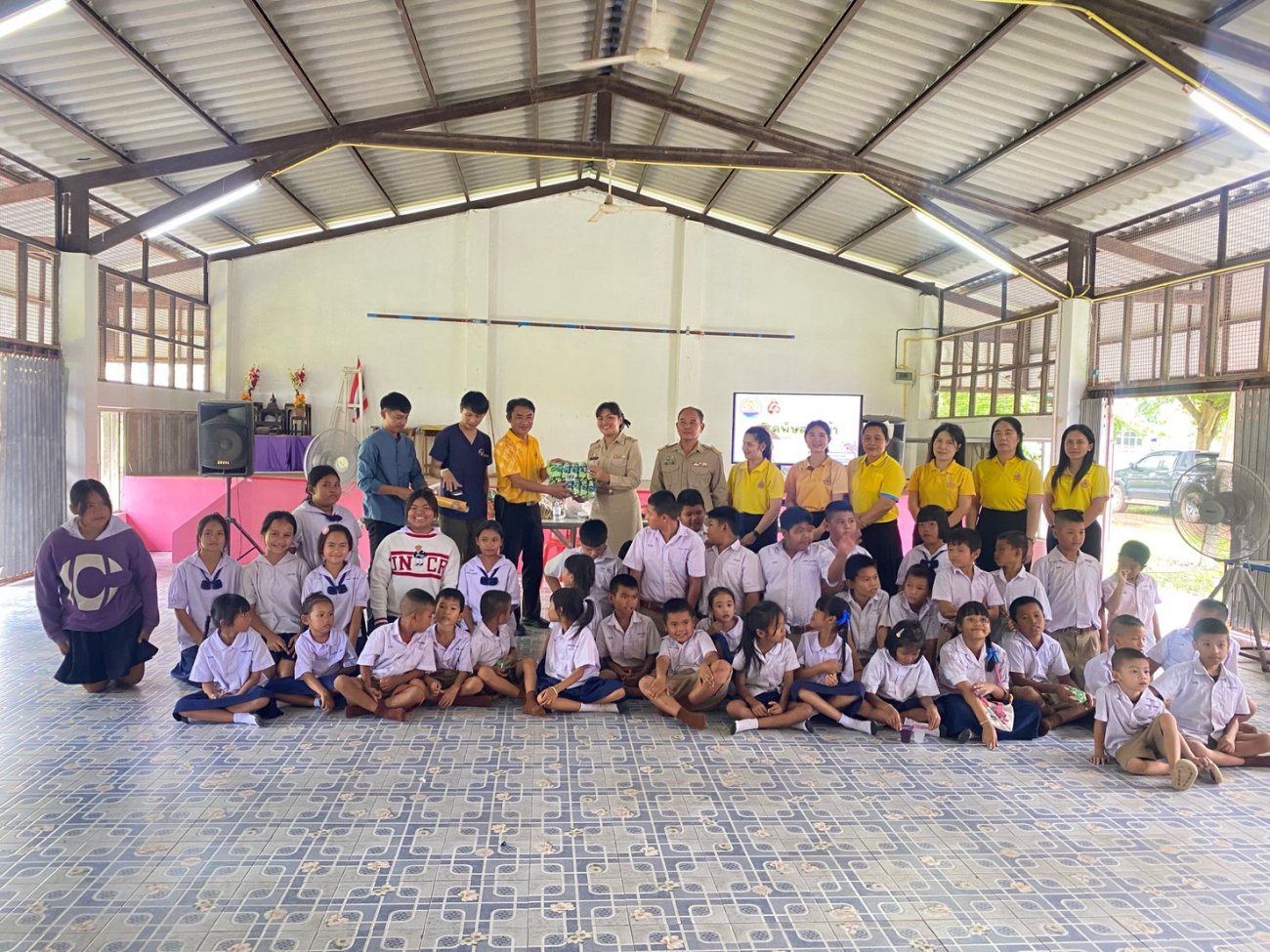 กองสาธารณสุขและสิ่งแวดล้อม เทศบาลตำบลไค้นุ่น บูรณาการร่วมสำนักงานปศุสัตว์อำเภอห้วยผึ้ง จัดกิจกรรมให้ความรู้การเฝ้าระวังและป้องกันโรคพิษสุนัขบ้าแก่เด็กนักเรียน โรงเรียนบ้านผึ้ง